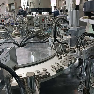 China Máquina de ensamblaje de tapa de papel de cáscara de perfusión lineal automática máquina de tapa de tornillo en venta