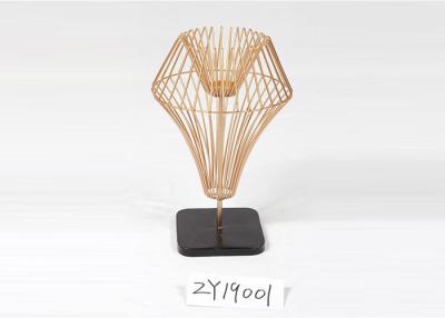 China Candelero del pilar del oro de la plata del hierro de la forma de la lámpara de mesa en venta