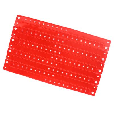 China Pulseras de plástico de vinilo personalizadas, pulseras de vinilo personalizadas ajustables. en venta