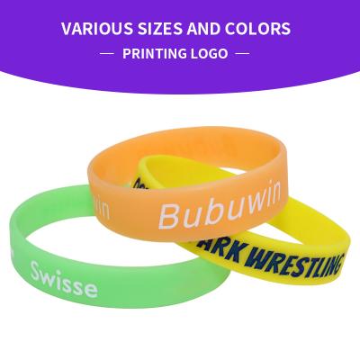China Gepersonaliseerde gedrukte siliconen polsbanden Custom logo kleurrijke armbanden Te koop