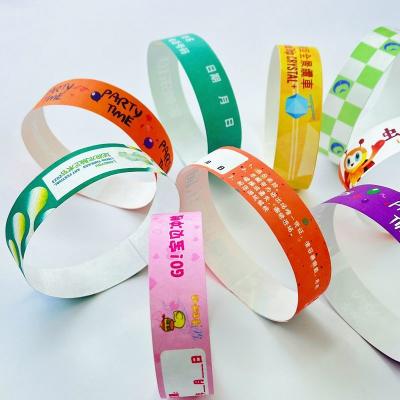 China Sequential Numbering Tyvek Wristbands Waterproof Full Color Printing With Custom Logo en venta