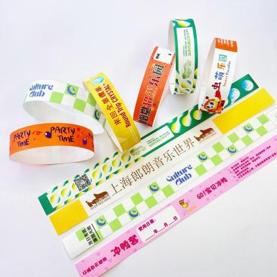 中国 Waterproof Tyvek Paper Wristbands with Custom Logo Printing Security Barcoding Snap Closure 販売のため