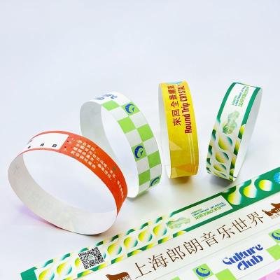 中国 Custom Tyvek Paper Wristbands with Custom Logo Printing and Sequential Numbering 販売のため