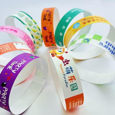 中国 Secure Waterproof Wristbands Tyvek Paper Wristbands with Snap Closure Full Color Printing 販売のため