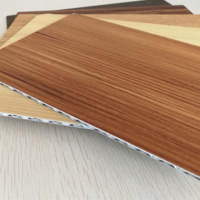 China el panel de aluminio de la base del grano de madera grueso de 4m m para la decoración al aire libre interior en venta