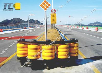 China Roller Road Barrier Safety Barricade Production Level 4 Crowd Control Barriers for sale