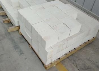 China High Quality White Color Corundum Brick , Corundum Mullite Bricks For Kiln Inner Liner for sale