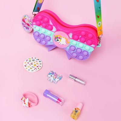 Chine Lavé petit jeu de maquillage kit Petites filles maquillage ensemble sûr non toxique à vendre