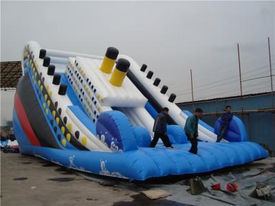 China Diapositiva inflable grande titánica exterior para el tamaño modificado para requisitos particulares piscina Eco amistoso en venta