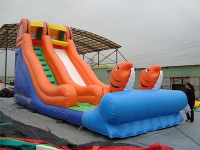 China Diapositiva inflable grande giratoria con la gorila de salto del trampolín inflable en venta
