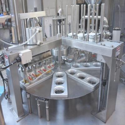 China Stainless Steel Plastic Cup Sealing Machine 20-40pcs/Min Met PLC Control Te koop