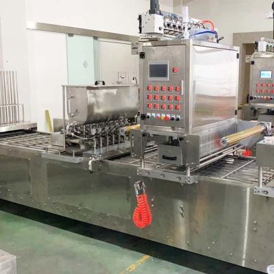 China Máquina de embalagem de bandejas de alimentos 30-50 embalagens/min com função de descarga de gás à venda