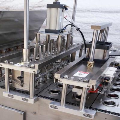 China Máquina de sellado de tazas totalmente automática Control PLC 25-30 tazas/min 0-400°C Temperatura de trabajo en venta