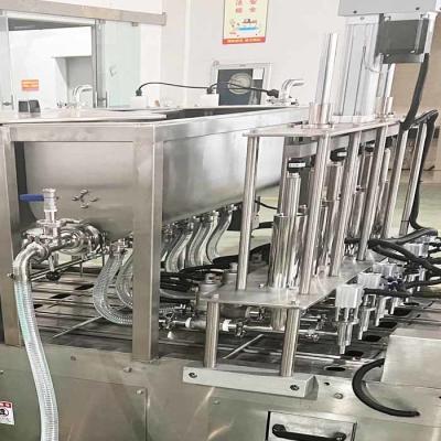 China Máquina de embalaje de bandejas de acero inoxidable de color plateado Solución de embalaje automatizado en venta