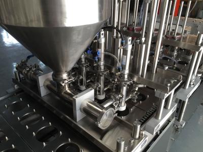 中国 Automated Liquid Filling Machine Gas Flushing Cup Sealer for Food Packaging Operations 販売のため