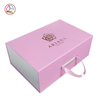 China Caja de regalo coloreada del zapato con la característica reciclable modificada para requisitos particulares manija del tamaño en venta