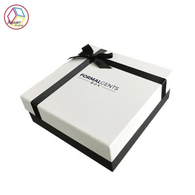 China Caja de regalo de papel de lujo reciclable/caja de regalo blanca llana con Bowknot en venta