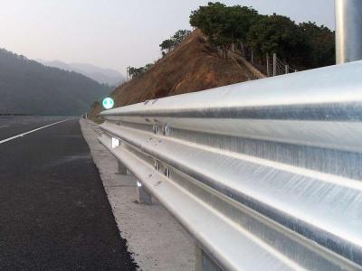 中国 高速道路のガードレール システムのためのつや出しコイルの電流を通された鋼鉄ガードレール 販売のため