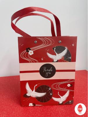 China Bolsa de papel impresa de encargo del regalo de Kraft de la historieta con el bolso de empaquetado del partido lindo del arte del regalo de las manijas en venta