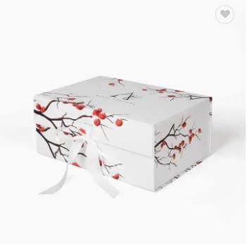中国 Custom Kids Clothes Packaging Paper Magnetic Fold Gift Box White Large With Ribbon 販売のため