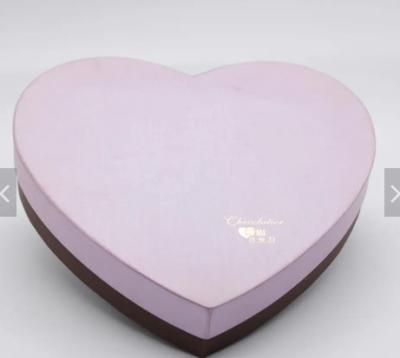 中国 Luxury Pink Heart Shaped Paper Gift Box Custom For Eyelash Jewelry Ring Packaging 販売のため