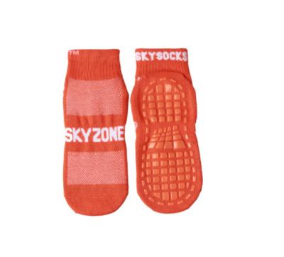 中国 空の地帯の反スリップのトランポリンの安全ソックス、ゴム製靴底が付いているオレンジ通気性のグリップのソックス 販売のため