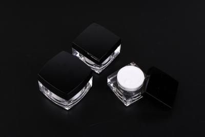 China La crema cosmética de acrílico del cuadrado sacude los tarros poner crema vacíos del cuidado de piel del alto grado en venta