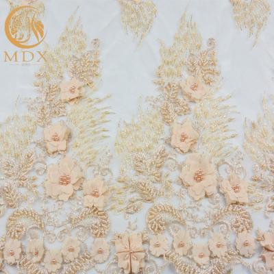 China La tela del cordón de la flor de Champagne Gold 3D hizo punto a Mesh Soft Touching neto en venta