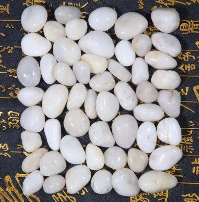 China Traditional cheap villa natural garden pebbles and stone expanded clay pebble white pebble for sale