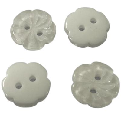 中国 真珠の効果のチョークが付いているプラスチック花ボタンは縫うことのための16Lの白い色を後退させる 販売のため