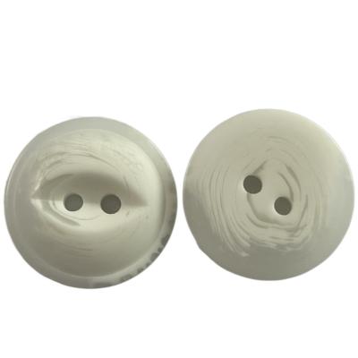 China Botones de capa plásticos del diseño del ojo de pescados del agujero blanco del color dos en 27L para la capa de costura en venta