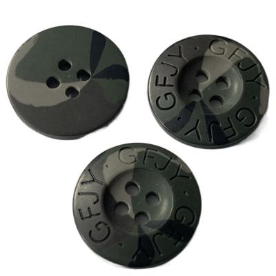 Chine Utilisation gravée de couleur de camouflage de Logo Plastic Coat Buttons 34L pour le chandail de manteau à vendre