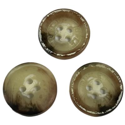 China Natuurlijke Materiële Knopen Vier van de overjashoorn Gaten36l Gegraveerd Embleem Te koop