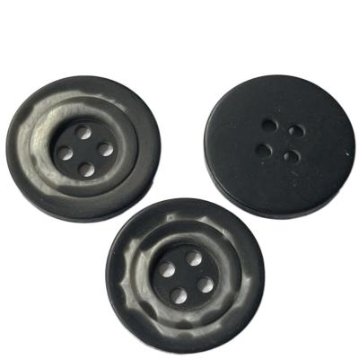 中国 34.3mmのコートの上着類のための4つの穴の使用を用いる模造角製ボタン 販売のため
