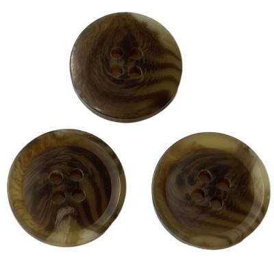 China Botones de cuerno amistosos de la falsificación del poliéster de Eco de la resina en los 4 agujeros de color marrón oscuro 22L en venta
