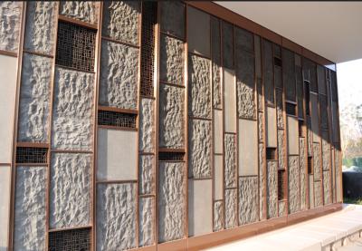 China Revestimiento de pared de piedra falsa y instalado dentro de un marco de acero inoxidable rodeado en venta