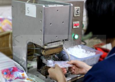 China Stehen Sie oben Taschen-Plastiktüllen-heiße Dichtungs-Maschinen-manuelle hohe Leistungsfähigkeit zu verkaufen