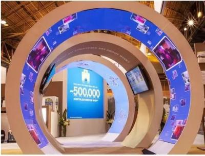 China El tiempo de espacio creativo del túnel curvó el módulo suave P2.5 de la pantalla del LED en venta