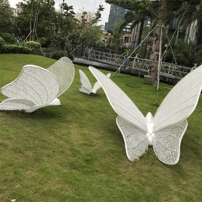 China Iron Fabrication Indoor Metal Sculptures White Spray Painted Butterfly Garden Decoration en venta