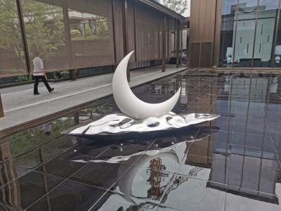 China Eye Catching Metal Art Sculptures Crescent Water Feature Sculpture Made Of Composite Materials Te koop