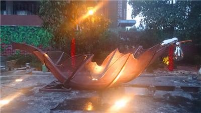 China Estátuas ocas feitas sob encomenda da paisagem do jardim da escultura da folha do metal do barco à venda