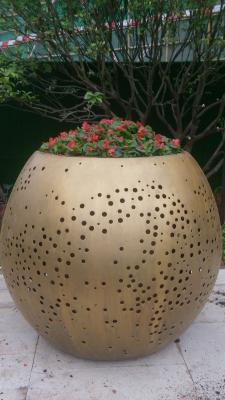 中国 現代大きい金属の植木鉢の庭は空の屋外の金属の植物の鍋を制作する 販売のため
