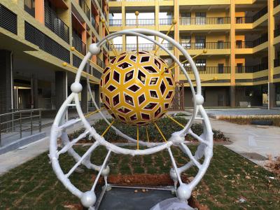 China 500 milímetros de metal decorativo del campus esculpen la escultura hueco de la esfera del metal en venta