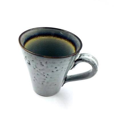 China tazas de café de cerámica grandes agrietadas hielo de la forma de V del esmalte del gres 14oz en venta