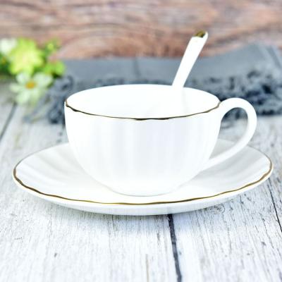 Chine LFGB a certifié porcelaine tendre de tasses et soucoupes de la poterie 250ml la nouvelle pour le thé à vendre