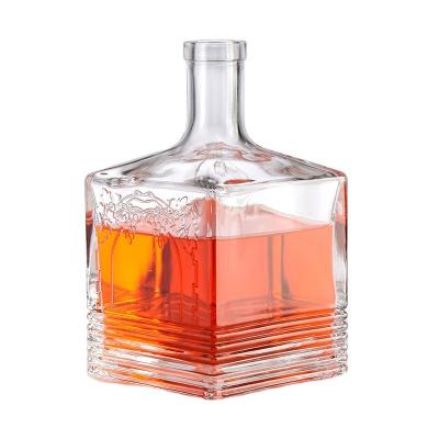 Chine Couleur personnalisée 500ml 700ml 750ml Rum vide nordique Whisky Vodka Spirits Bouteille en verre Liqueur avec liège Pour Liqueur Whisky à vendre
