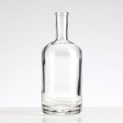 China Botella de vino de vodka cilíndrica de vidrio claro de 750 ml con corcho hecha por botella de licor china en venta