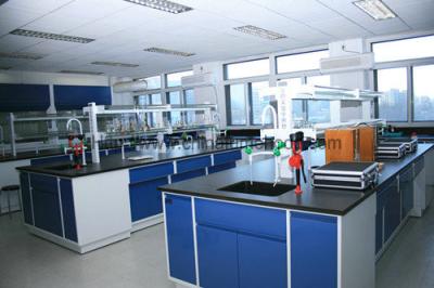 China Muebles de acero modificados para requisitos particulares del laboratorio, muebles del escritorio del laboratorio con el estante el reactivo en venta