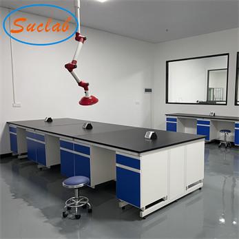 中国 2022年の専門的にカスタマイズされた作られた実験室ベンチはブルー グレー白い化学抵抗力がある実験室のテーブル工作台Manufaturersを 販売のため