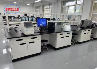 China Banco de laboratorio multifuncional de Malasia con enchufe a prueba de salpicaduras y fregadero de resina de PP/cerámica/epoxi en venta